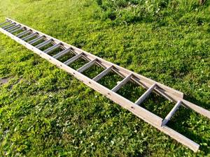 lot 96 image: 32 Aluminum Extension Ladder