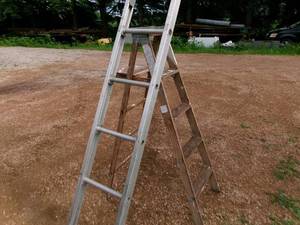 lot 95 image: 4 Wood Step Ladder & 5 Aluminum Straight Ladder