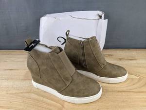 lot 156 image: Brand New Athlefit Womens Wedge Sneaker Taupe - Size 8.5