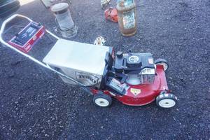 lot 13 image: Toro Recycler Deluxe Power Drive Rear Bagger Self Propelled Mower