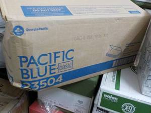 lot 32 image: 4000 Single Fold Brown Paper Towels...
