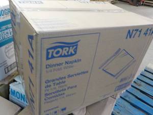 lot 222 image: Tork 14 Fold White 1 Ply Dinner Na...