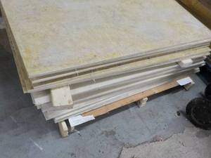 lot 266 image: Pallet of 48 x 30 x 12  Formica C...