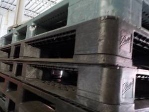 lot 257 image: 3 Heavy Duty Plastic Pallets...