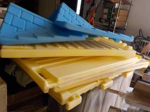 lot 263 image: Plastic Play House - needs assembly...