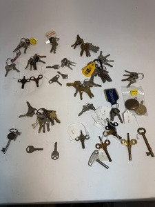 lot 4 image: Large Lot of Keys