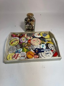 lot 17 image: Large Lot of Buttons