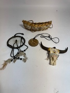 lot 31 image: Native Decor