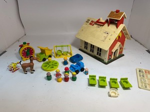lot 56 image: Vintage 1971 Fisher Price Little People School House