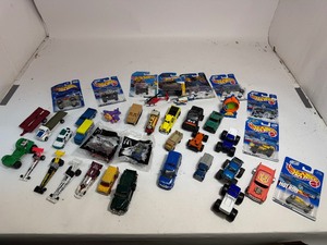 lot 59 image: Hot Wheels and Matchbox Cars