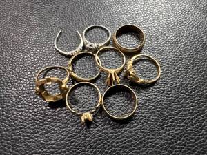 lot 79 image: 9 Assorted Gold RingsBands