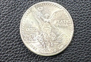 lot 127 image: 1982 Mexico 1 Onza Silver Libertad Coin