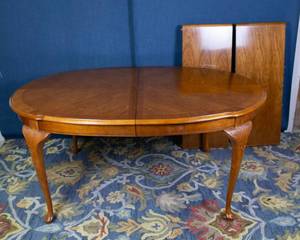 lot 32 image: Vintage Stanley Furniture Company Dining Table with Leaves