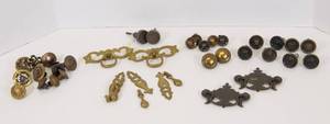 lot 47 image: Variety of Vintage Knobs