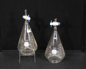 lot 71 image: Set of 2  1000ml Pyrex No. 5320 Filtering Flasks