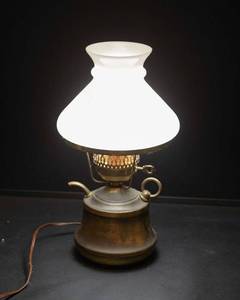 lot 81 image: Vintage Electric Oil Can Lamp with Spout  Tested & Working