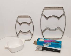 lot 117 image: Vintage CorningWare Collection  Dish, Detachable Handle & Trivets