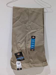 lot 27 image: NEW DICKIES RELAXED FIT STRAIGHT LEG PANTS (SIZE 32)
