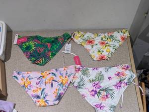 lot 29 image: (4) NEW WOMENS ASSORTED SWIMWEAR BOTTOMS (LARGE)
