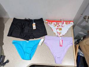 lot 32 image: (4) NEW WOMENS ASSORTED SWIMWEAR BOTTOMS (LARGE)