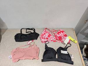lot 45 image: (4) NEW ASSORTED WOMENS SWIMWEAR TOPS (MEDIUM)