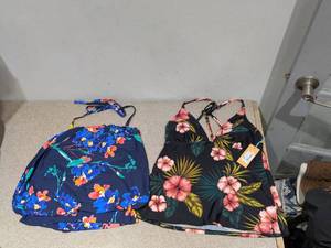 lot 47 image: (2) NEW ASSORTED WOMENS SWIMWEAR TOPS (MEDIUM)