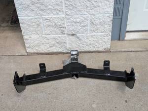 lot 95 image: NEW DRAW-TITE VEHICLE HITCH W HARDWARE INCLUDED