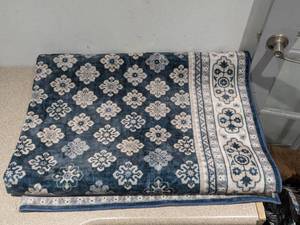 lot 103 image: WYATT & ASH BEATRICE MACHINE WASHABLE AREA RUG (5-3 x 7-5)