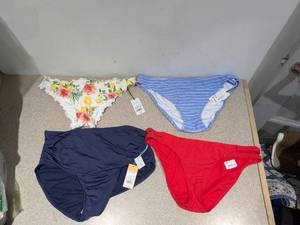 lot 49 image: (4) NEW ASSORTED WOMENS SWIMWEAR BOTTOMS (EXTRA LARGE)