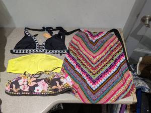lot 53 image: (4) NEW ASSORTED WOMENS SWIMWEAR TOPS (EXTRA LARGE)