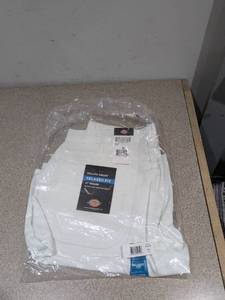 lot 82 image: NEW DICKIES UTILITY SHORT RELAXED FIT (SIZE 34 W 11 INSEAM)