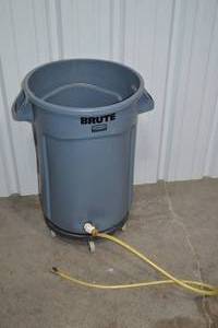 lot 35 image: Brute Garbage Can On Wheels With Valve