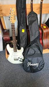 lot 3 image: Samick Electric Guitar, SSS Pickup, Tremolo Bridge, White Finish