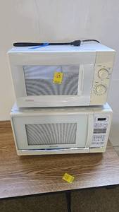lot 108 image: Sunbeam & Emerson Countertop Microwaves, White, Manual & Digital Controls