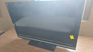 lot 125 image: Vizio E421VA 42 LCD TV, Full HD, 60Hz, and folding table.