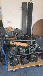 lot 140 image: Yamaha SM12V Speaker, lights and sound equipment, cables, speakers