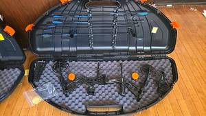 lot 159 image: Sanlida Dragon X8 Compound Bow, 0-70 lbs Draw Weight, Black Finish