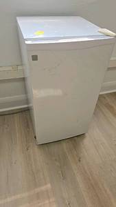 lot 275 image: GE Mini Refrigerator SMR03BASWW, 3.1 Cu Ft Capacity, White