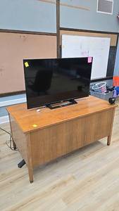 lot 286 image: RCA 50 LED TV RLDED5078A-E, Full HD, wooden desk