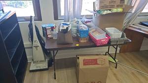 lot 286E image: Mixed lot with paper supplies, hangers, vacuum, bathroom products.