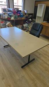 lot 289 image: Office Desk with T-Shaped Legs and Black Swivel Chair Set