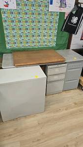 lot 314 image: Gray Office Furniture Set with Desk and Filing Cabinets, 6 Drawers