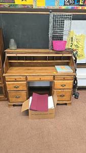 lot 516 image: Light Brown Wood Roll-top Desk, 6 Drawers, Multiple Cubbies