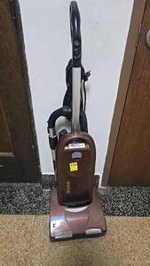 lot 532 image: Simplicity Symmetry Upright Vacuum Cleaner, Lifetime Belt, Hose Attachment