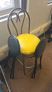 lot 578 image: Metal Bar Stool with Yellow Cushion and Two Folding Chairs