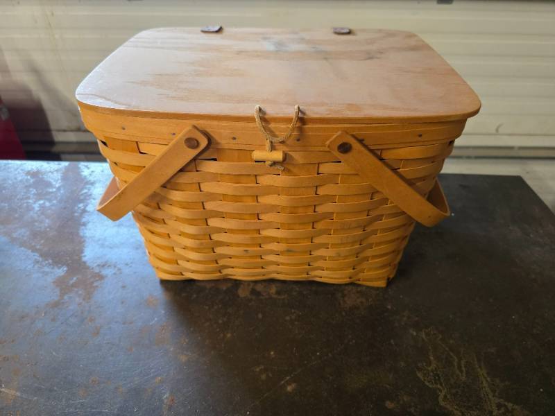 lot 58 image: Longaberger Large Picnic Basket