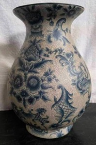 lot 103 image: Crackle-glaze porcelain vase
