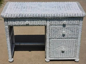 lot 121 image: White Wicker 4-drawer desk