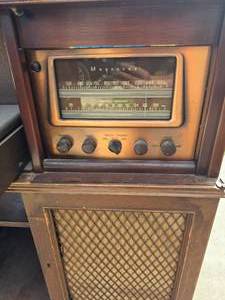 lot 129 image: Vintage MCM Magnavox wood cabinet tube radio