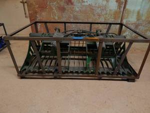 lot 12 image: Skid Steer 72 Grapple Bucket